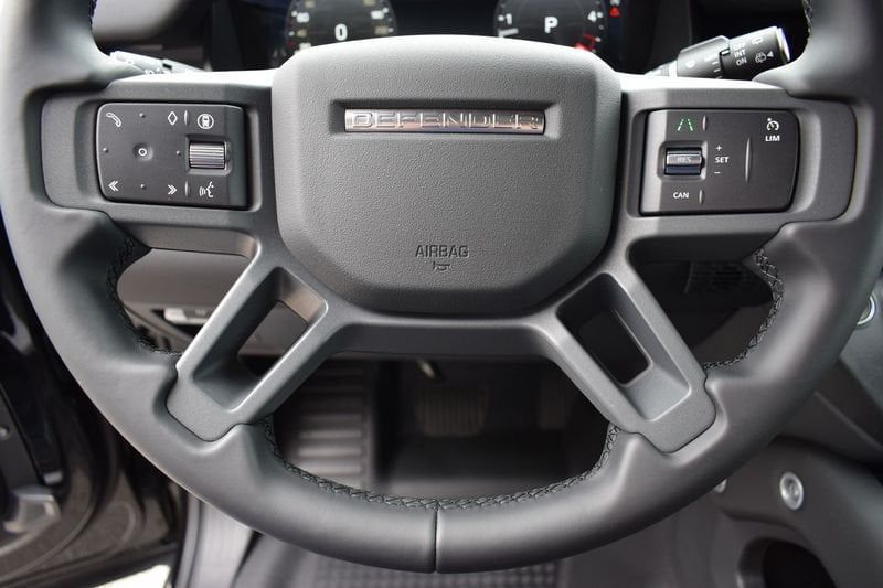 Land Rover Defender 2024