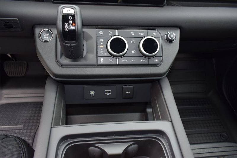 Land Rover Defender 2024