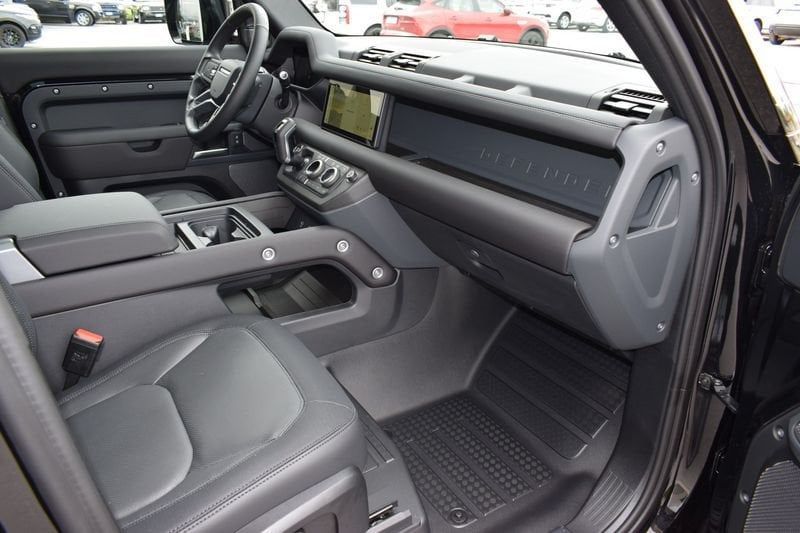 Land Rover Defender 2024