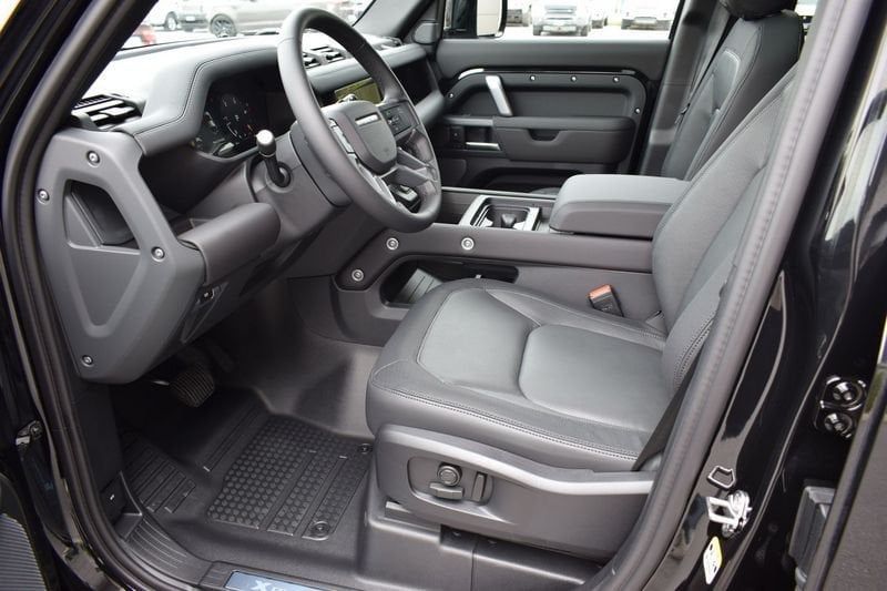 Land Rover Defender 2024