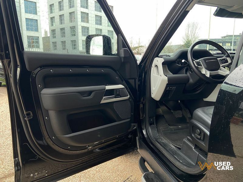 Land Rover Defender 2024