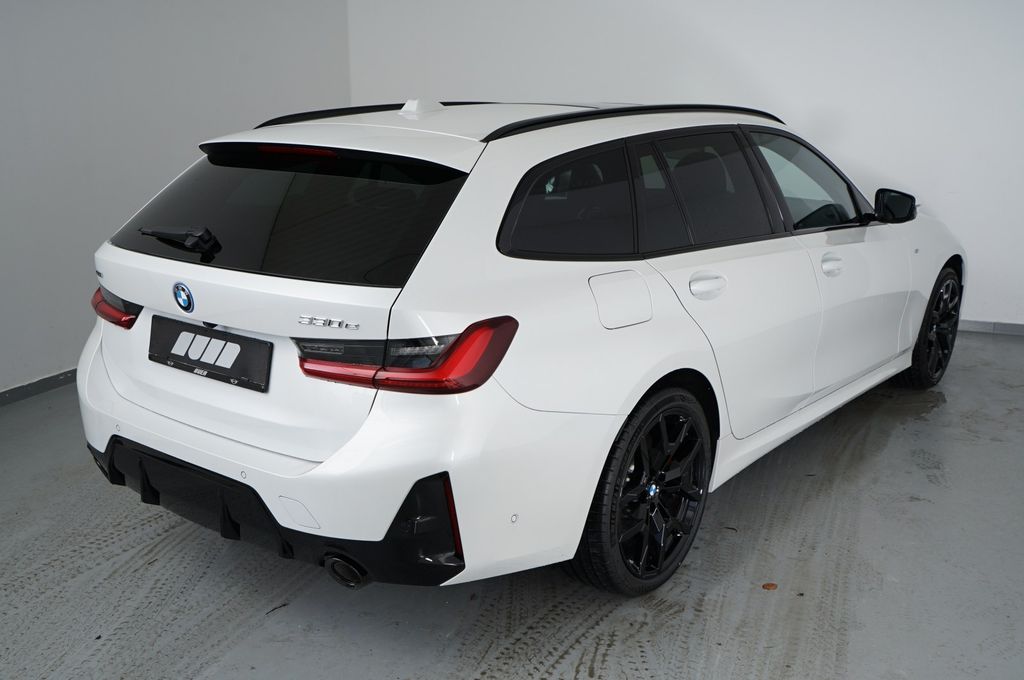 BMW 330 2025