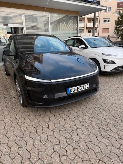 Tesla Model Y 2025