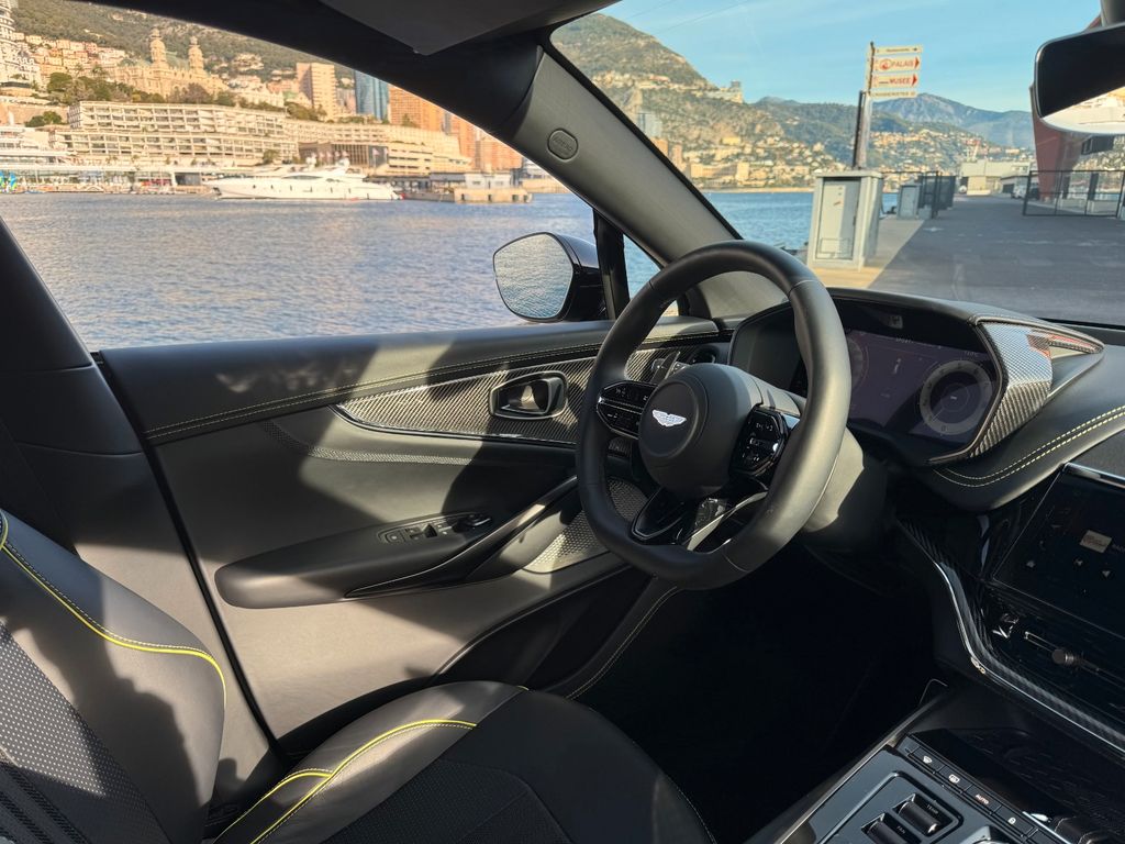 Aston Martin DBX 2025