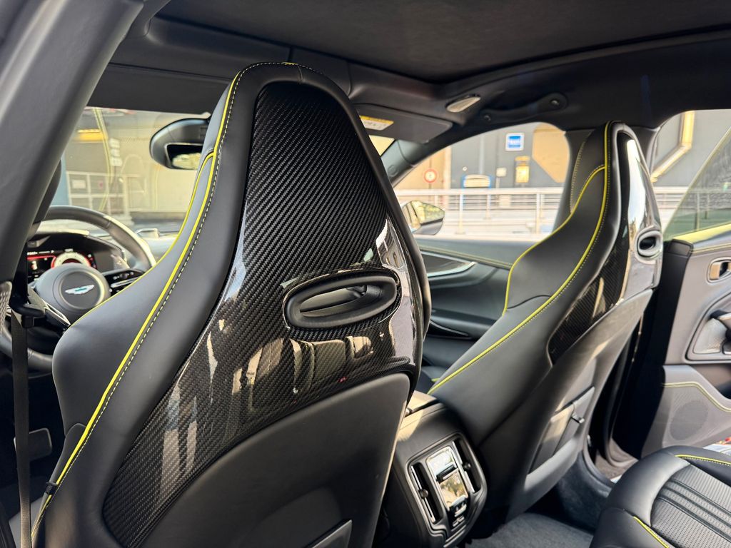 Aston Martin DBX 2025