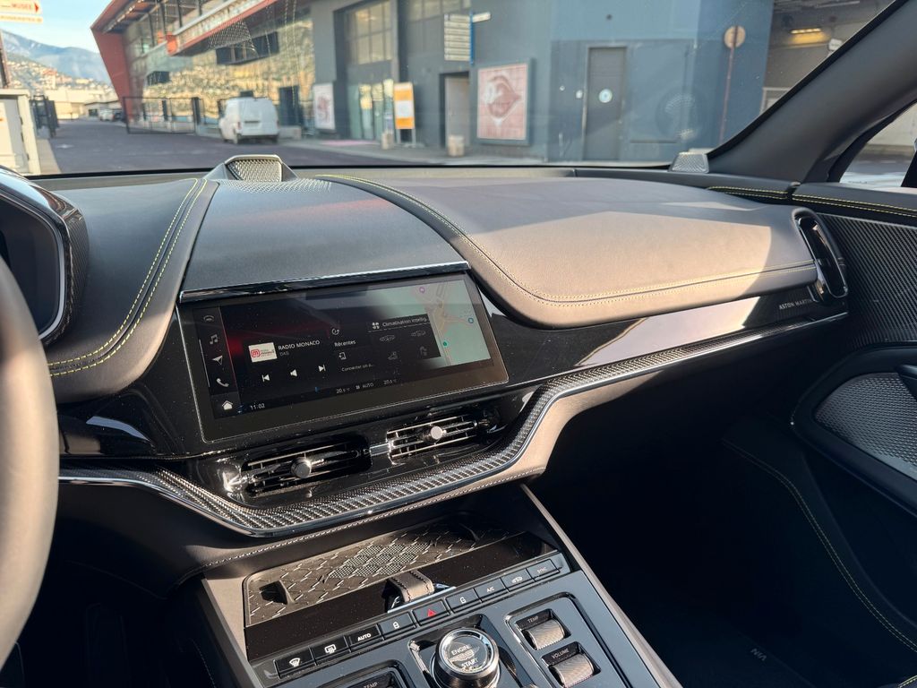 Aston Martin DBX 2025