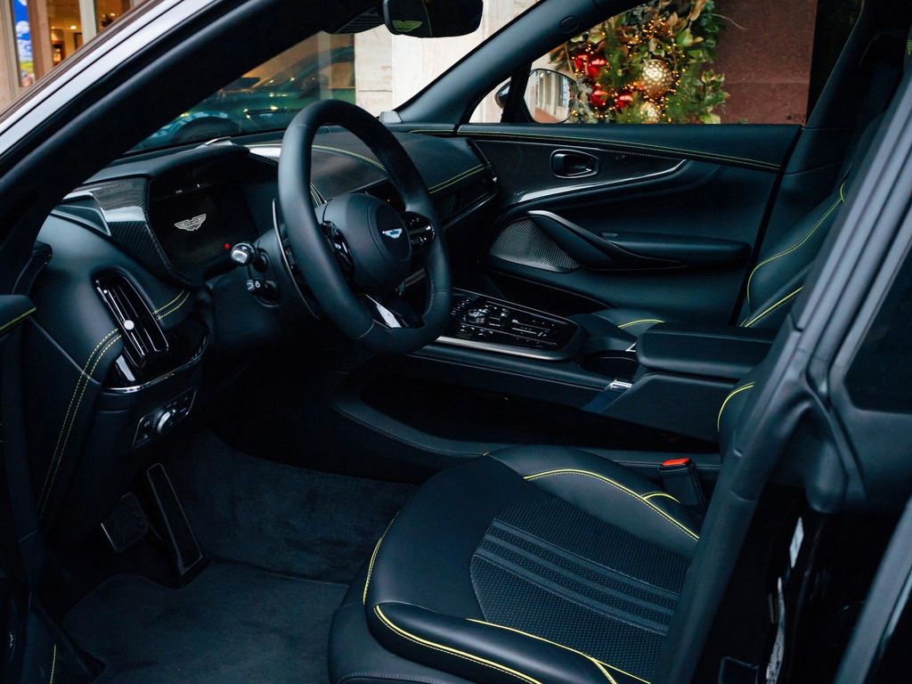 Aston Martin DBX 2025