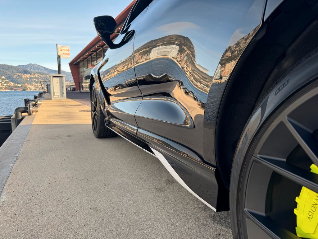 Aston Martin DBX 2025