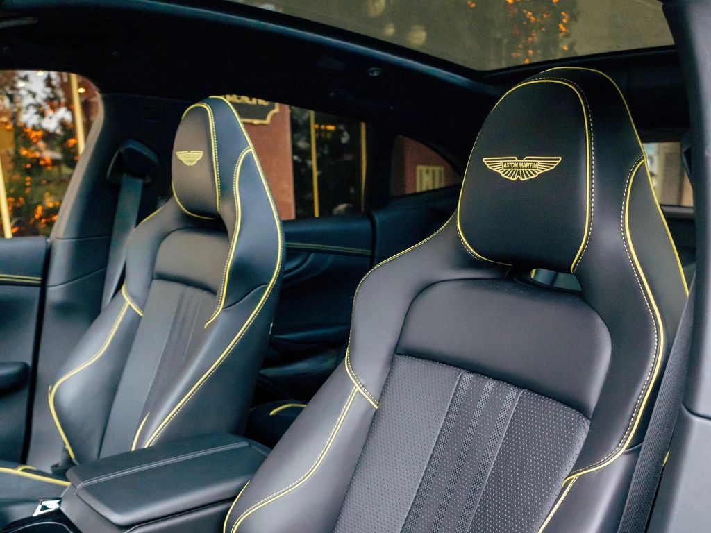 Aston Martin DBX 2025