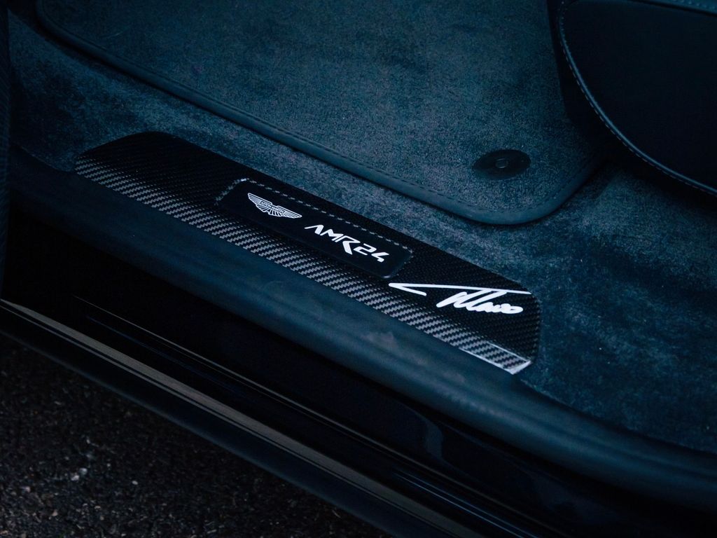 Aston Martin DBX 2025