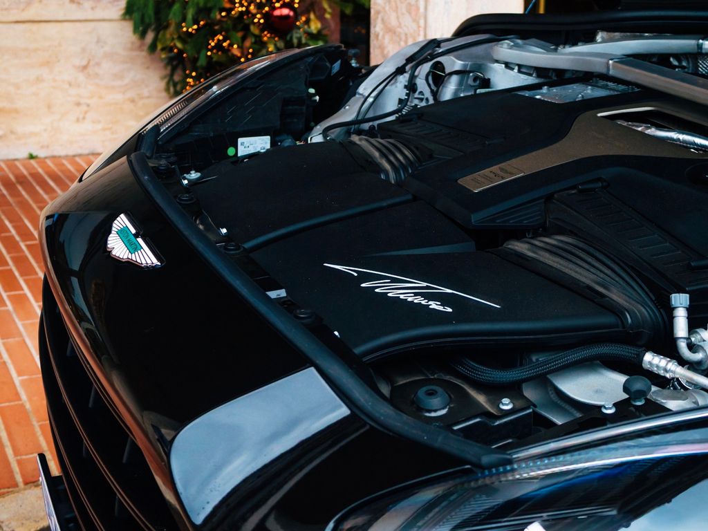 Aston Martin DBX 2025