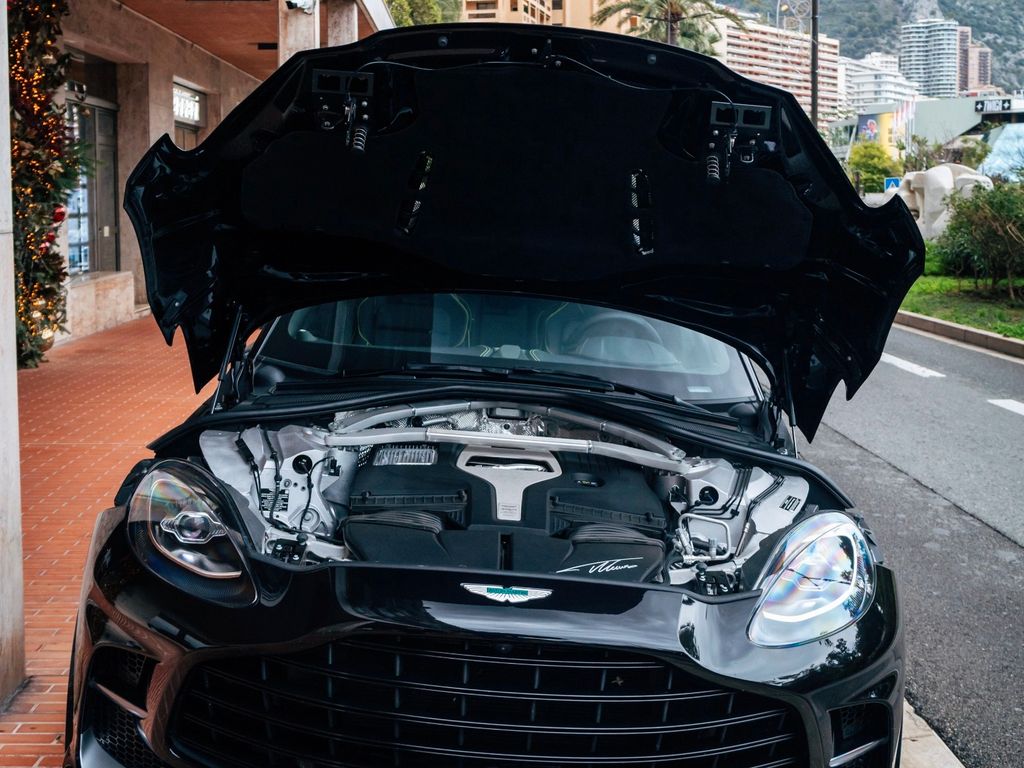 Aston Martin DBX 2025