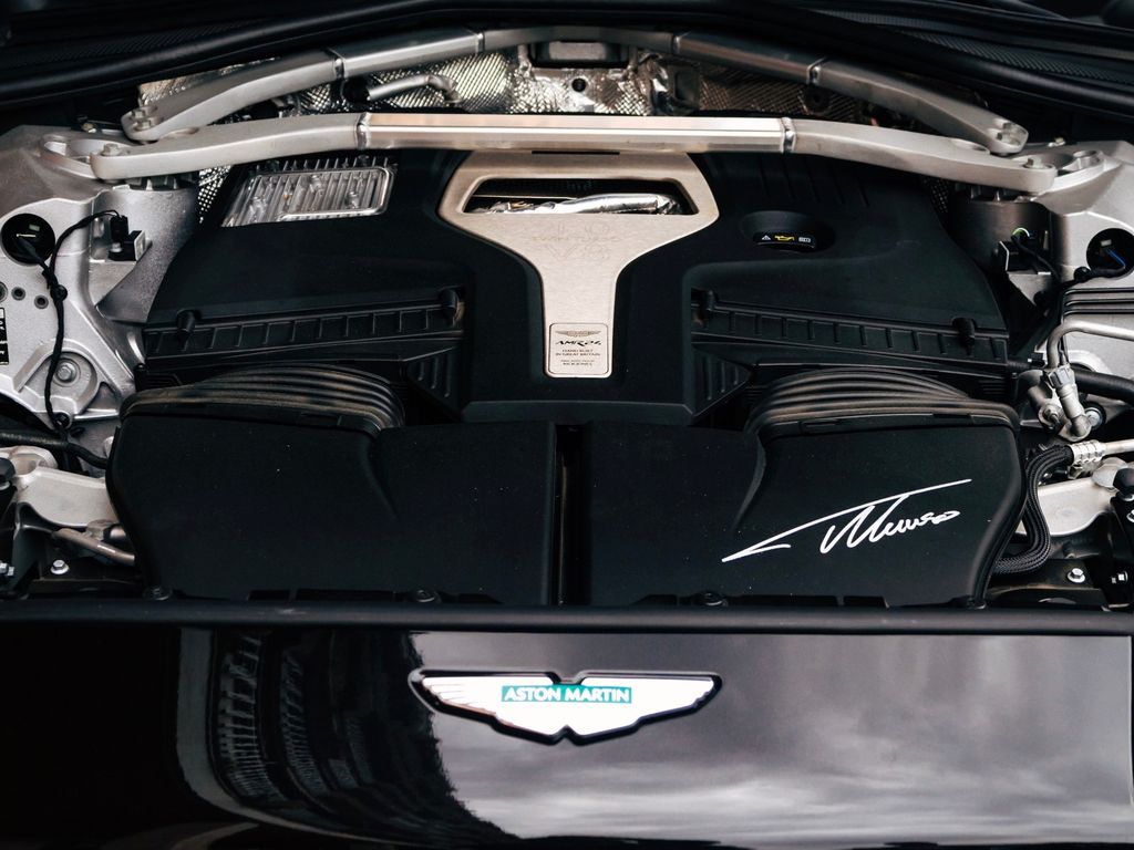 Aston Martin DBX 2025
