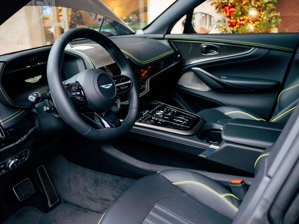 Aston Martin DBX 2025
