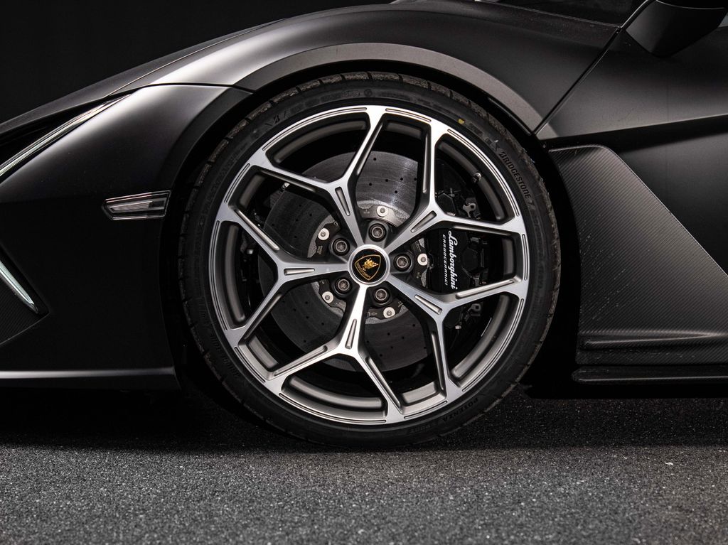 Lamborghini Revuelto 2024