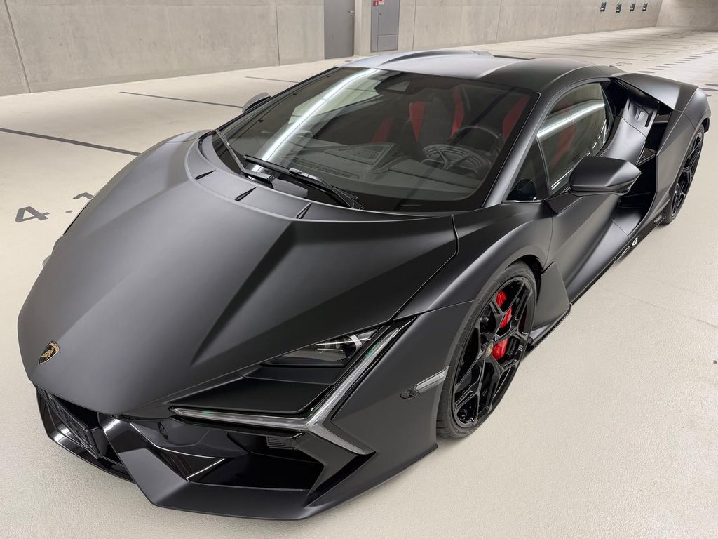 Lamborghini Revuelto 2025