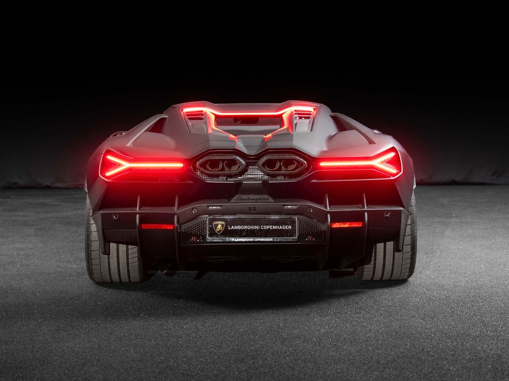 Lamborghini Revuelto 2024