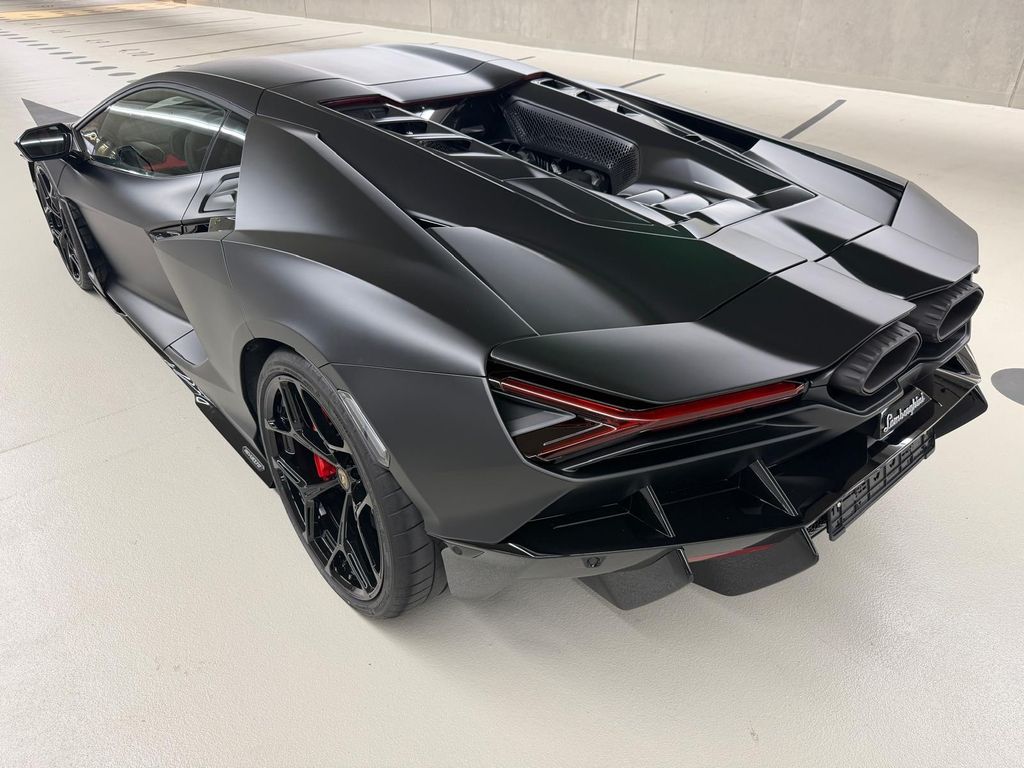 Lamborghini Revuelto 2025