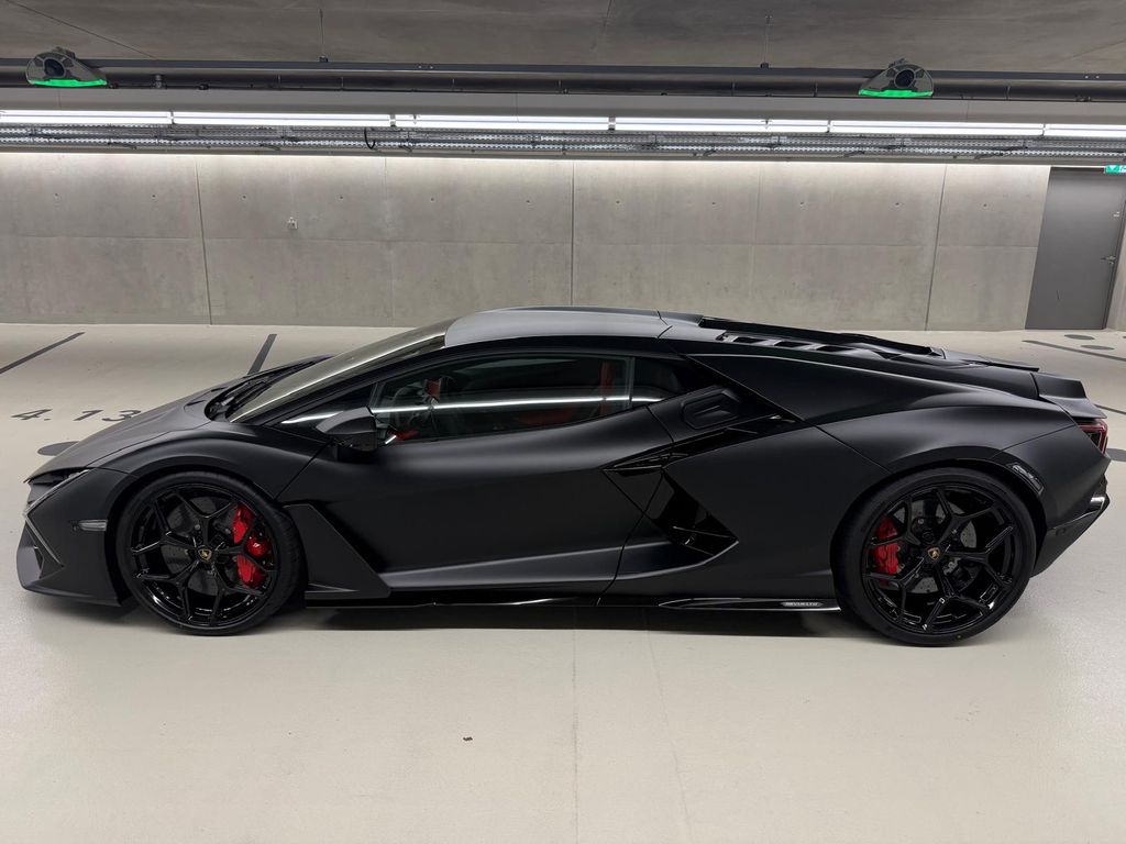 Lamborghini Revuelto 2025
