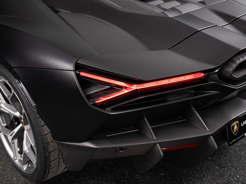 Lamborghini Revuelto 2024