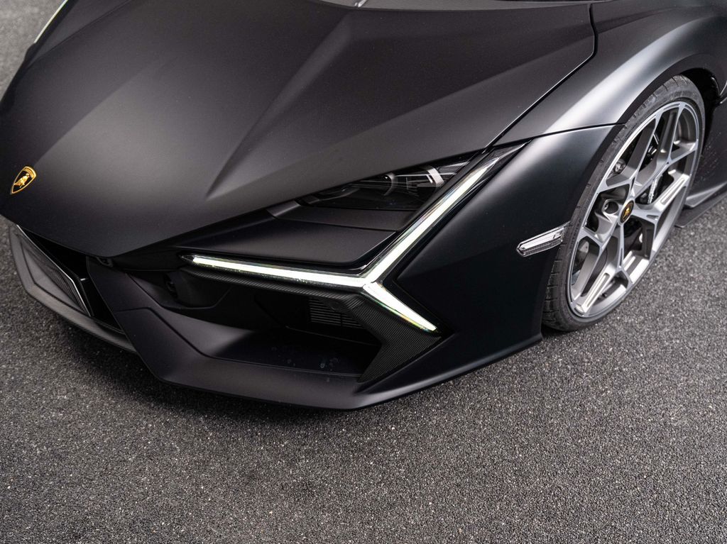 Lamborghini Revuelto 2024