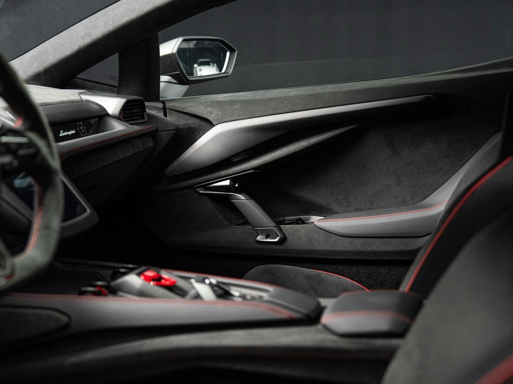 Lamborghini Revuelto 2024