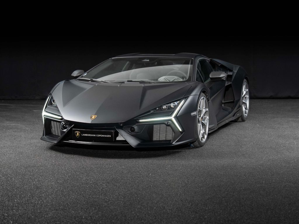 Lamborghini Revuelto 2024
