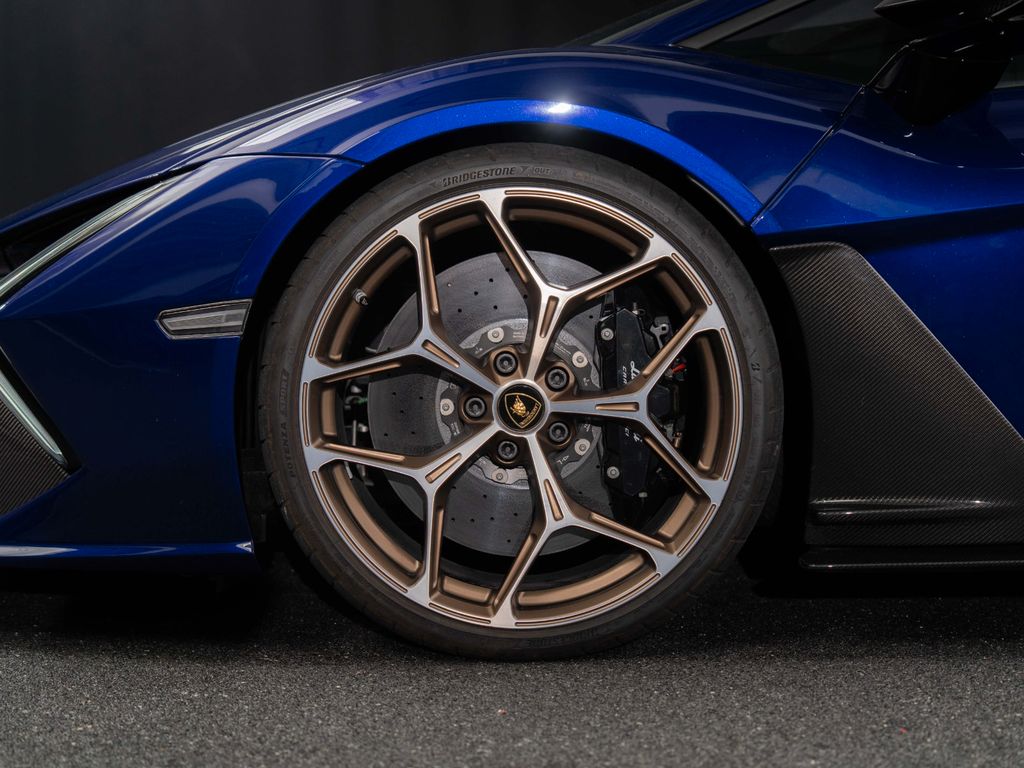 Lamborghini Revuelto 2024