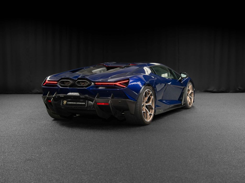 Lamborghini Revuelto 2024