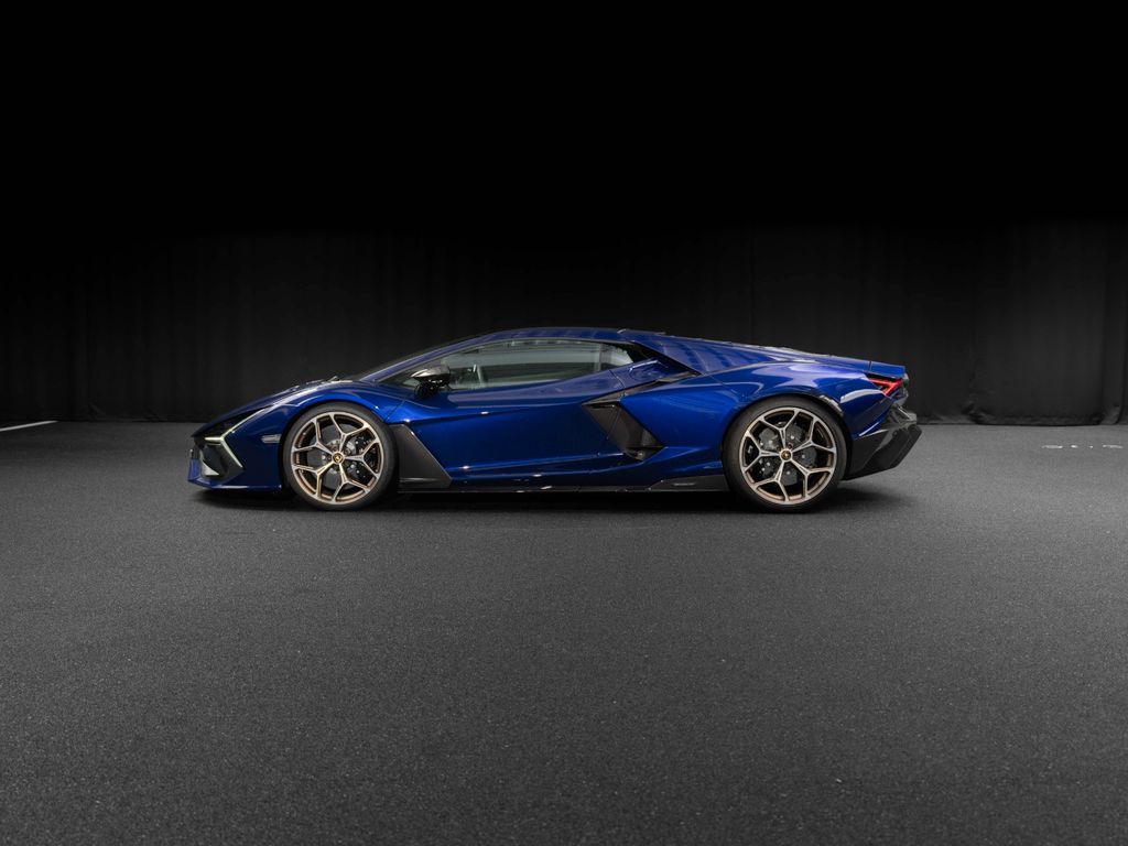Lamborghini Revuelto 2024