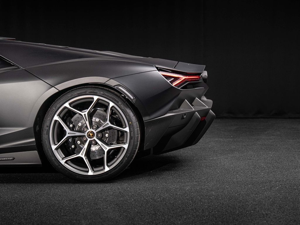 Lamborghini Revuelto 2024