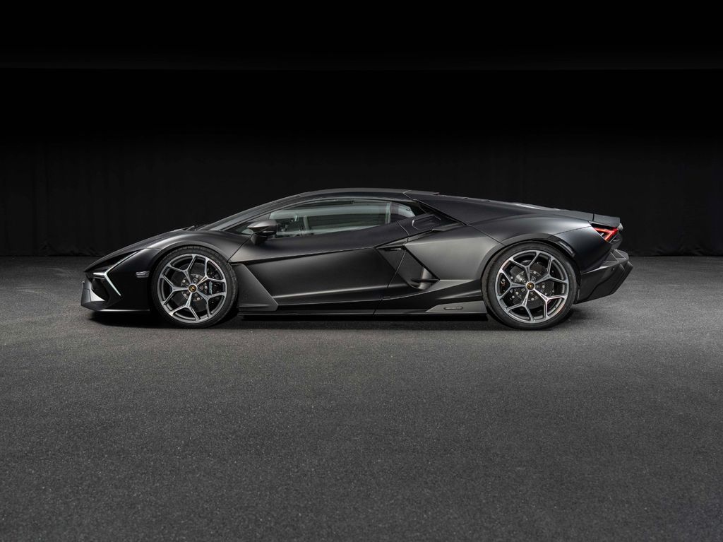 Lamborghini Revuelto 2024