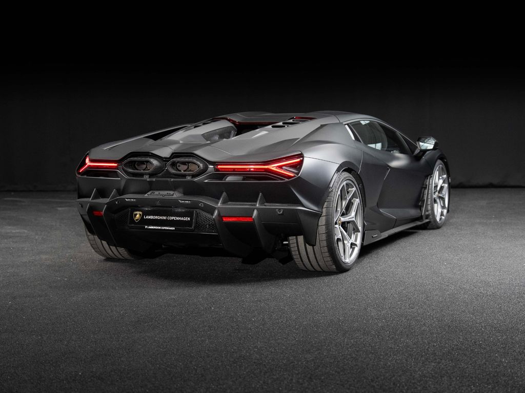 Lamborghini Revuelto 2024