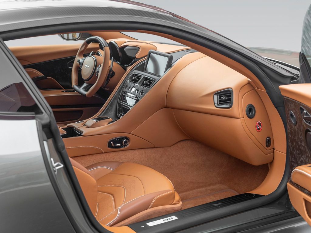 Aston Martin DBS 2023
