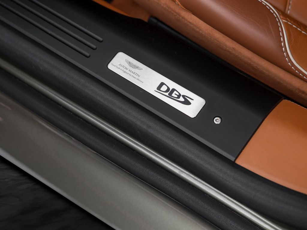 Aston Martin DBS 2023