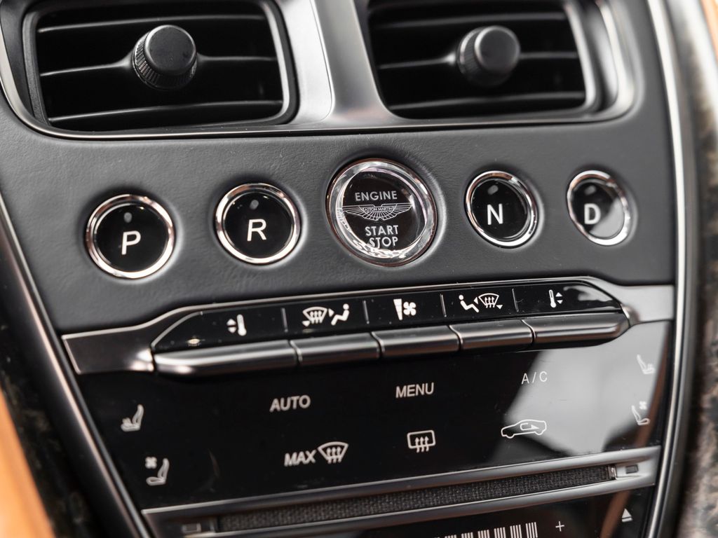 Aston Martin DBS 2023