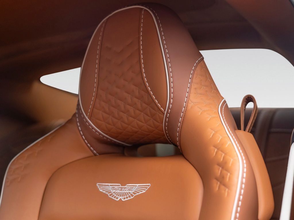 Aston Martin DBS 2023