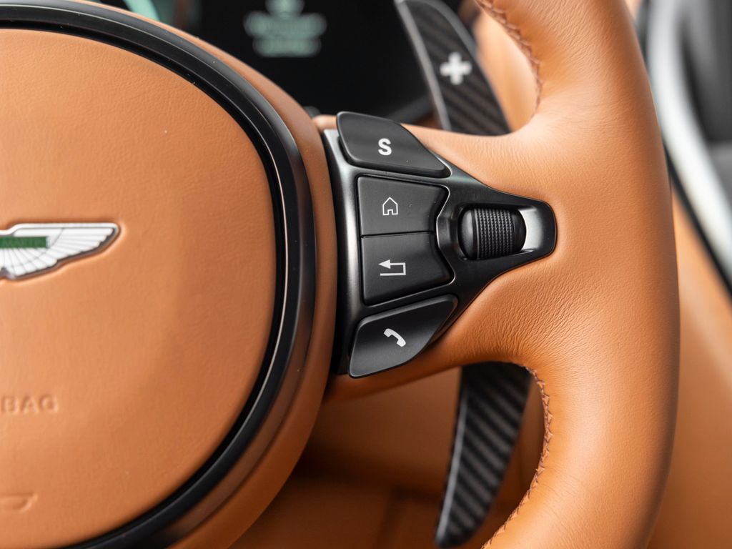 Aston Martin DBS 2023