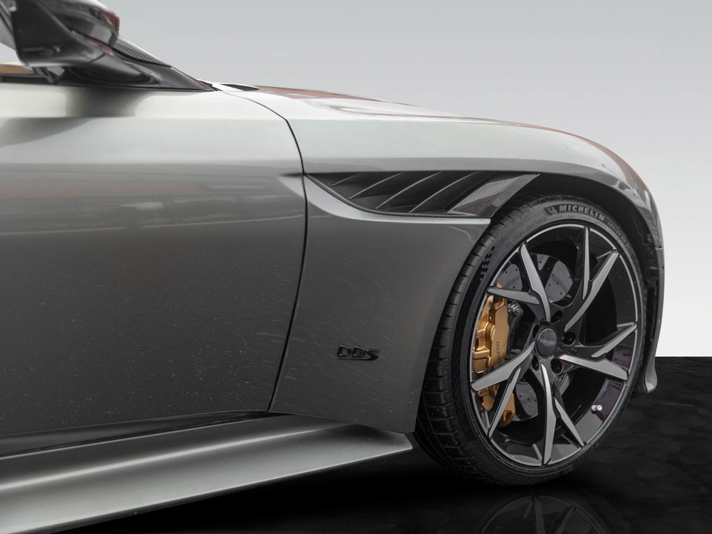 Aston Martin DBS 2023