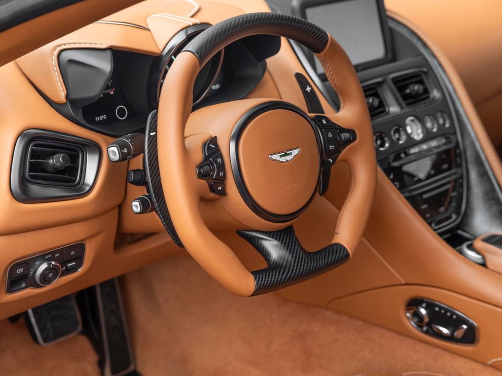 Aston Martin DBS 2023