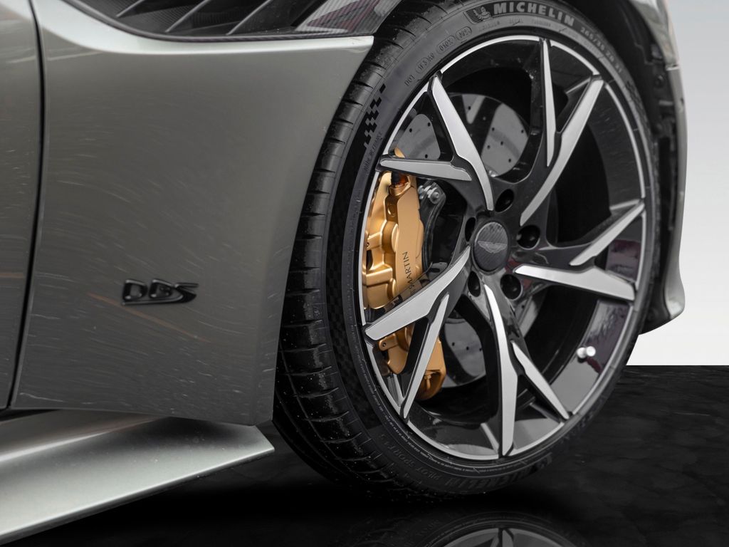 Aston Martin DBS 2023