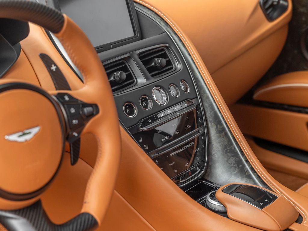 Aston Martin DBS 2023