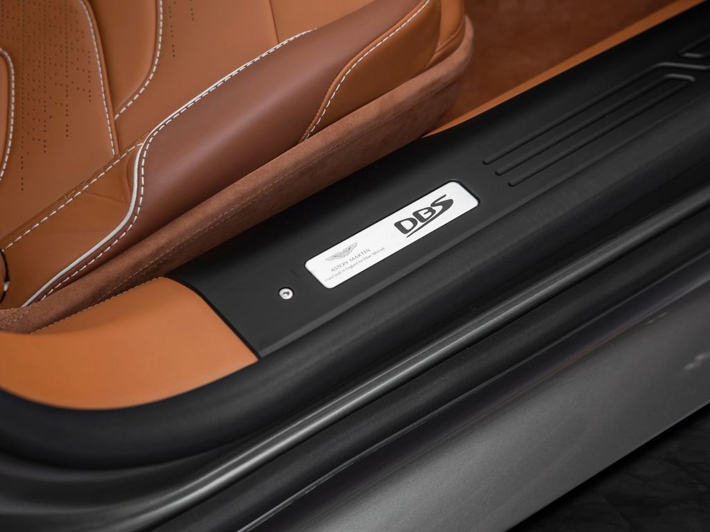 Aston Martin DBS 2023