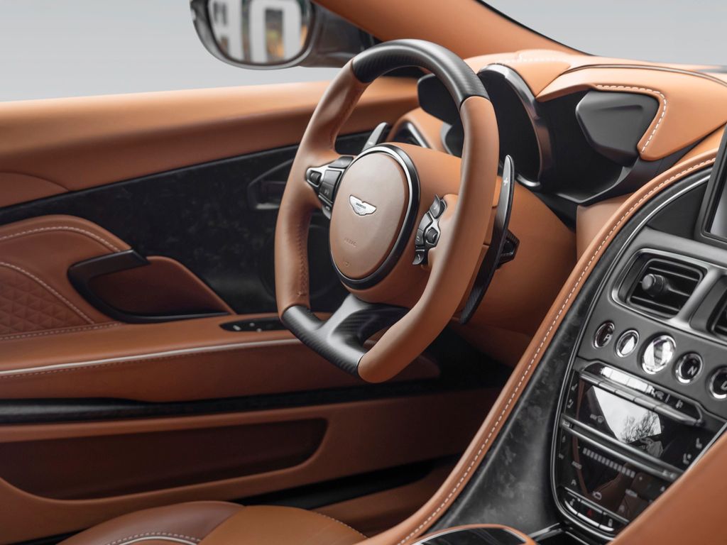 Aston Martin DBS 2023