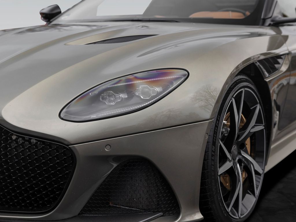Aston Martin DBS 2023
