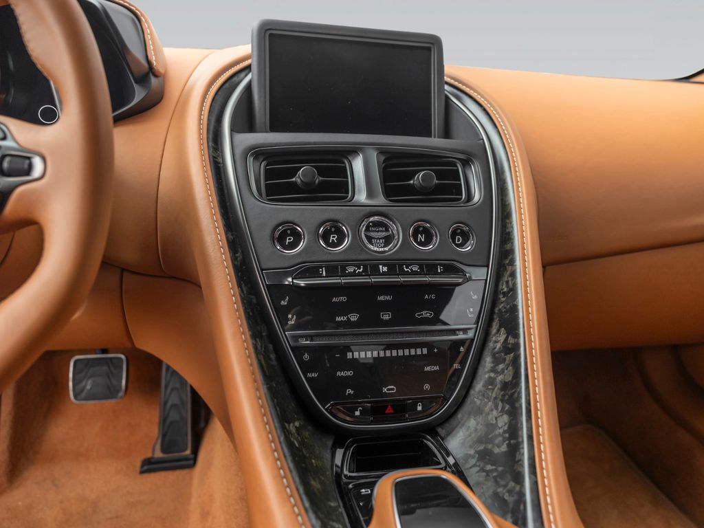 Aston Martin DBS 2023