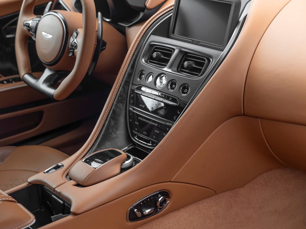 Aston Martin DBS 2023