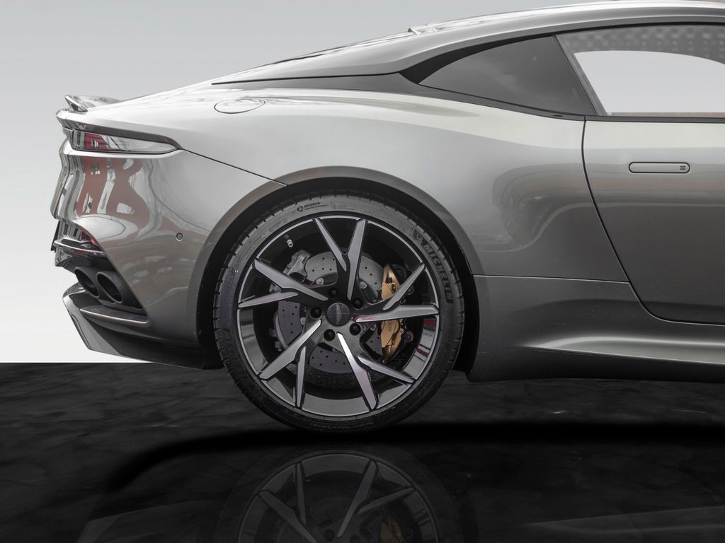 Aston Martin DBS 2023