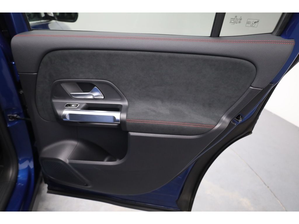 Mercedes-Benz EQB 2024