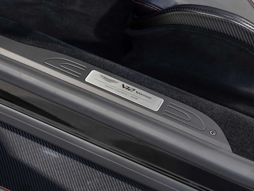 Aston Martin V12 Vantage 2023